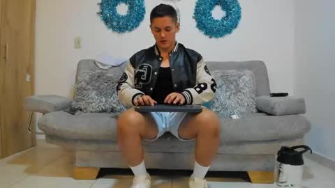 Snapshot of julian_wallace chatting on 01-13-25, 01:56 julian_wallace online show from 01-13-25, 01:56