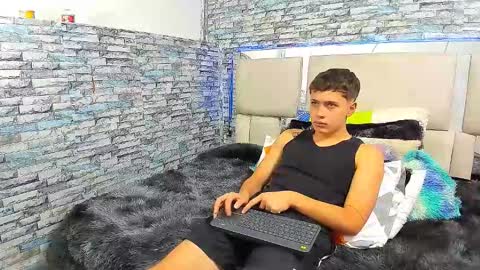 Snapshot of julian_wolf18 chatting on 09-29-25, 02:11 julian online show from 09-29-25, 02:11