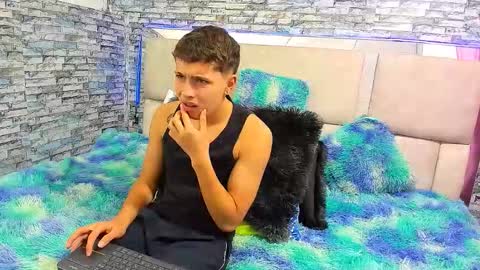 Snapshot of julian_wolf18 chatting on 09-30-25, 02:22 julian online show from 09-30-25, 02:22