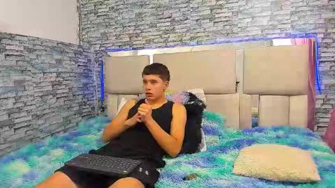 Snapshot of julian_wolf18 chatting on 10-15-25, 03:23 julian online show from 10-15-25, 03:23