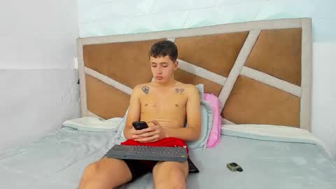 Snapshot of julian_wolf18 chatting on 11-21-25, 05:00 julian online show from 11-21-25, 05:00