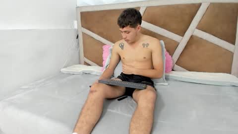 Snapshot of julian_wolf18 chatting on 11-25-25, 05:24 julian online show from 11-25-25, 05:24