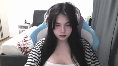 Snapshot of julianesanzo chatting on 06-01-26, 10:39 MIa online show from 06-01-26, 10:39