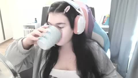 Snapshot of julianesanzo chatting on 06-19-26, 09:57 MIa online show from 06-19-26, 09:57