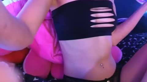 Snapshot of julie13tuyo chatting on 12-19-25, 01:45 Julie-Game online show from 12-19-25, 01:45