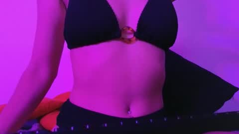 Snapshot of julie13tuyo chatting on 05-28-26, 08:39 Julie-Game online show from 05-28-26, 08:39