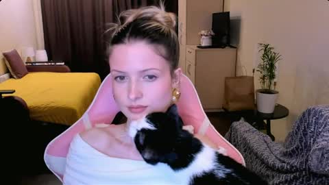 Julie online show from 04-19-26, 06:10