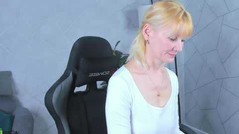 Julie Lucasss online show from 04-23-26, 12:45