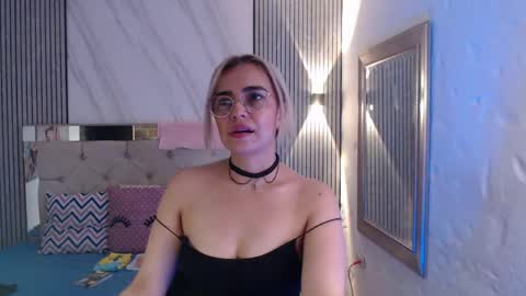 julieta__fox_ online show from 04-20-26, 10:44