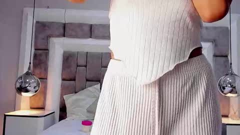 Hi guys It is a pleasure to have you here I am Julieta  online show from 12-02-25, 12:21