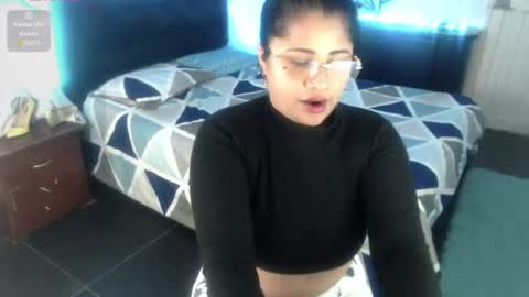 Snapshot of juliette_noir chatting on 08-06-26, 01:35 Juliette online show from 08-06-26, 01:35