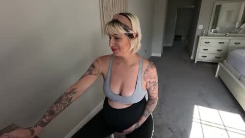 Snapshot of juliewets chatting on 12-20-24, 05:29 Julie online show from 12-20-24, 05:29