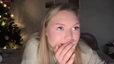 Snapshot of juliexoxxo chatting on 01-06-26, 01:37 Julie online show from 01-06-26, 01:37