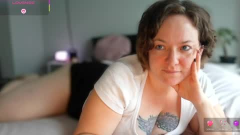 Snapshot of julimonroe chatting on 05-06-26, 02:55 Juli Monroe online show from 05-06-26, 02:55