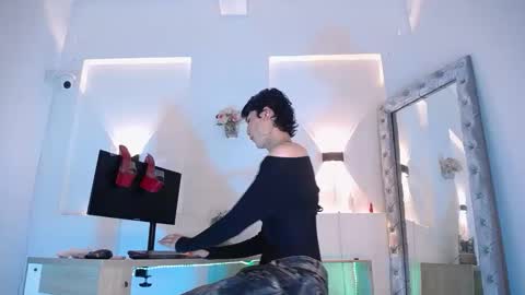 Snapshot of jullian_ricci chatting on 05-16-26, 10:30 jullian online show from 05-16-26, 10:30
