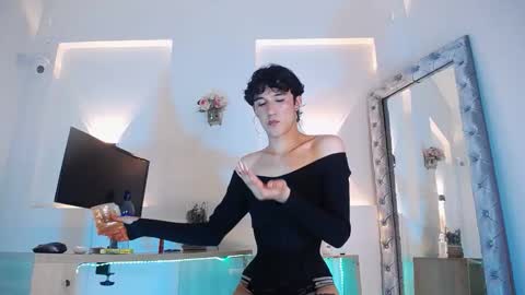 Snapshot of jullian_ricci chatting on 05-19-26, 01:56 jullian online show from 05-19-26, 01:56