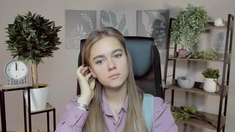 Snapshot of junewoods chatting on 11-12-25, 07:42 junewoods online show from 11-12-25, 07:42