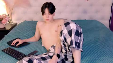 just_gay_ online show from 03-01-25, 01:18
