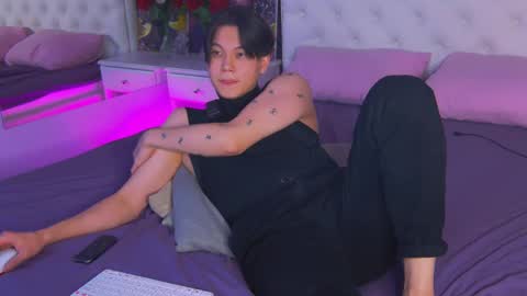 just_gay_ online show from 03-09-25, 01:35