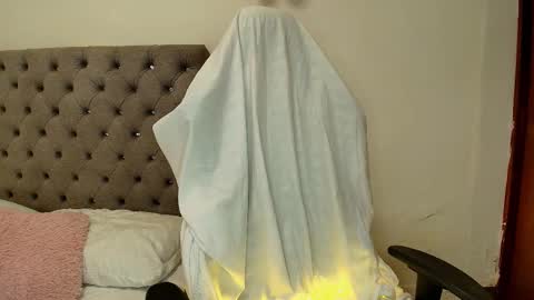 Snapshot of just_isa chatting on 03-04-26, 02:45 Isa y Luci online show from 03-04-26, 02:45