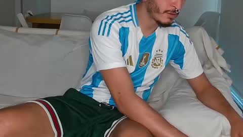 Snapshot of justatall_guy chatting on 12-16-25, 08:14 JustAtall Guy online show from 12-16-25, 08:14