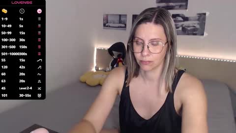 Julie online show from 09-08-25, 03:55