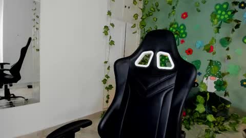 Mia online show from 03-18-26, 12:03