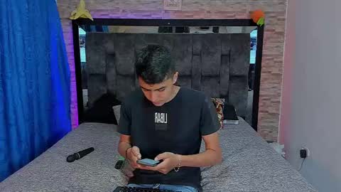 Snapshot of juva_ chatting on 02-17-25, 07:37 Juan and friends online show from 02-17-25, 07:37