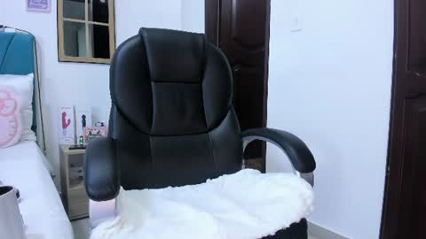 Snapshot of kam_lopez chatting on 06-12-26, 11:25 Kamilalopez online show from 06-12-26, 11:25