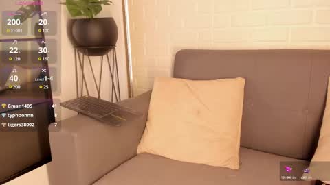 Snapshot of karina_gomez_18 chatting on 02-25-25, 07:20 Kari online show from 02-25-25, 07:20