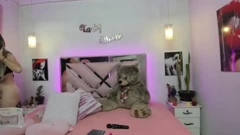 Snapshot of karly_moonn chatting on 06-18-26, 09:47 Karly Moonns online show from 06-18-26, 09:47