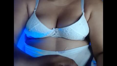 Snapshot of karolbb21 chatting on 12-14-25, 10:20 karolbb21 online show from 12-14-25, 10:20