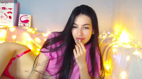 Snapshot of karolina_hottie_ chatting on 12-23-24, 06:44 Kira online show from 12-23-24, 06:44