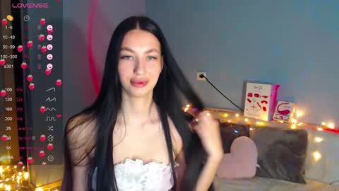 Snapshot of karolina_hottie_ chatting on 11-13-25, 02:43 Kira online show from 11-13-25, 02:43