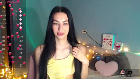 Snapshot of karolina_hottie_ chatting on 11-22-25, 02:43 Kira online show from 11-22-25, 02:43