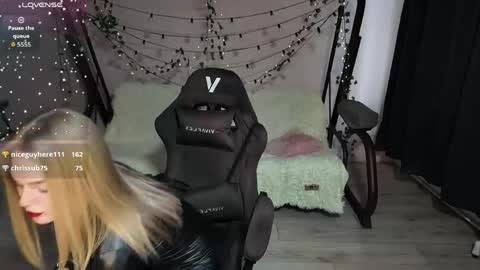 Snapshot of karolinahayes chatting on 06-01-26, 04:09 KarolinaHayes online show from 06-01-26, 04:09