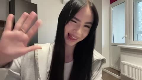 Snapshot of karyllangfitt chatting on 05-28-26, 12:24 Izzy online show from 05-28-26, 12:24