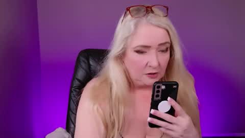 Kat D Sinclair online show from 12-21-25, 04:47