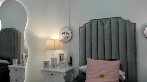 Snapshot of katherine_glow chatting on 04-15-26, 11:28 KATHE online show from 04-15-26, 11:28