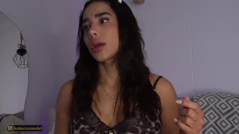 Snapshot of katiecruz_ chatting on 09-23-25, 11:02 Katie online show from 09-23-25, 11:02