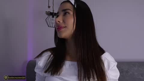 Snapshot of katiecruz_ chatting on 10-06-25, 11:07 Katie online show from 10-06-25, 11:07