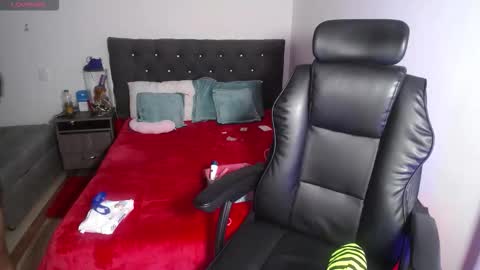 Snapshot of katik_11sexhot chatting on 10-19-25, 01:39 Daniela  online show from 10-19-25, 01:39