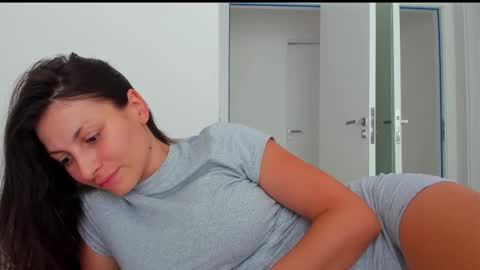 Snapshot of katrin_fit chatting on 03-25-26, 04:13 Katrin online show from 03-25-26, 04:13