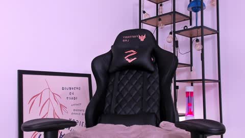 Snapshot of katrinewest chatting on 01-05-25, 11:01 Katrin online show from 01-05-25, 11:01