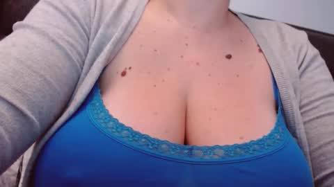 Snapshot of katynextdoor chatting on 10-30-25, 06:37 Katy online show from 10-30-25, 06:37