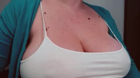 Snapshot of katynextdoor chatting on 11-10-25, 05:23 Katy online show from 11-10-25, 05:23