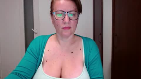 Snapshot of katynextdoor chatting on 11-17-25, 03:45 Katy online show from 11-17-25, 03:45