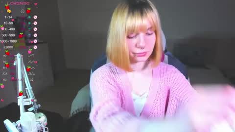 Snapshot of kawaii_power_uwu chatting on 01-10-25, 12:26 Kira-chan online show from 01-10-25, 12:26