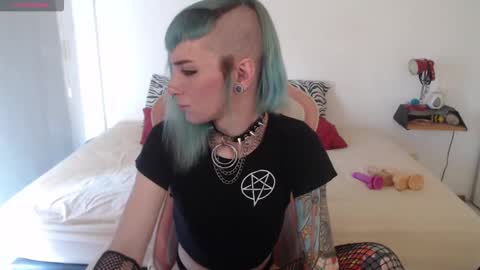 luna   online show from 12-31-24, 04:25