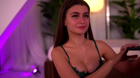 Snapshot of kaylabray chatting on 10-31-25, 04:24 kaylabray online show from 10-31-25, 04:24